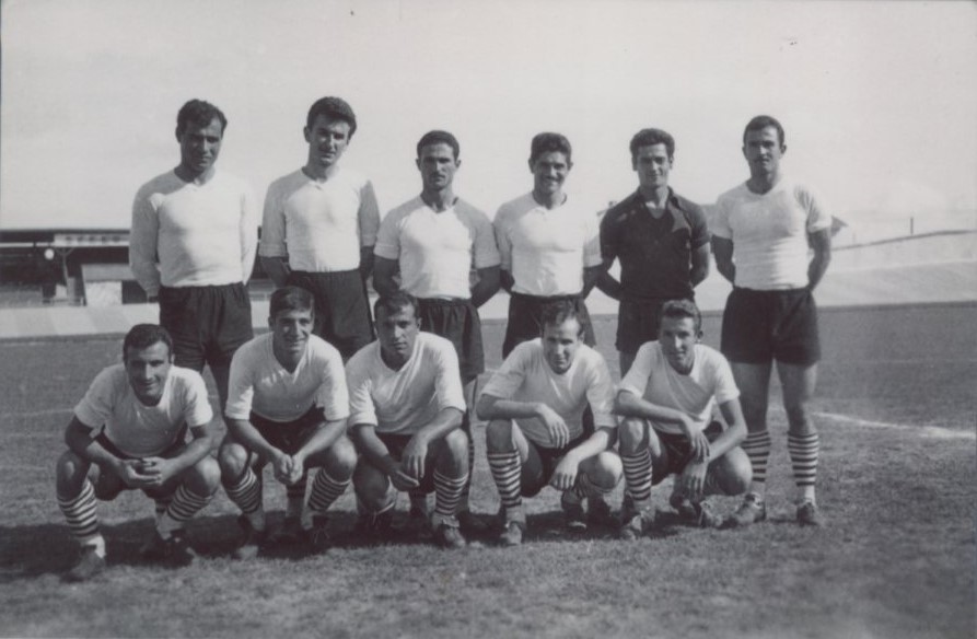 1957-58 — Sıralı masalı retro kafe terası